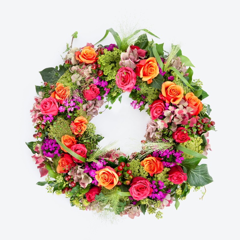Kranz aus Rosen, Ammi majus, Hypericum und Bartnelken